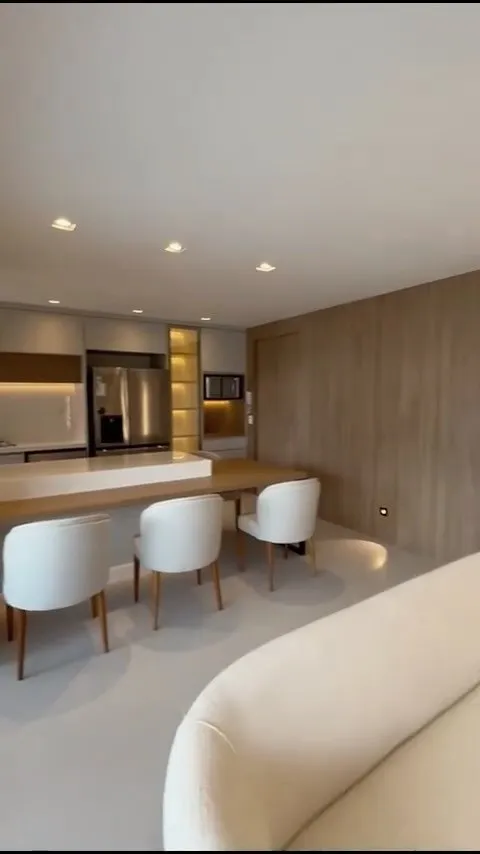 Cozinha integrada com mesa de jantar e luz embutida