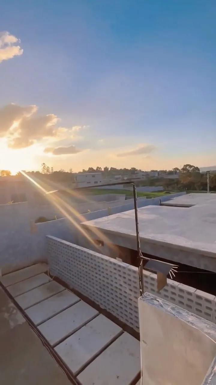 Laje de obra ao entardecer