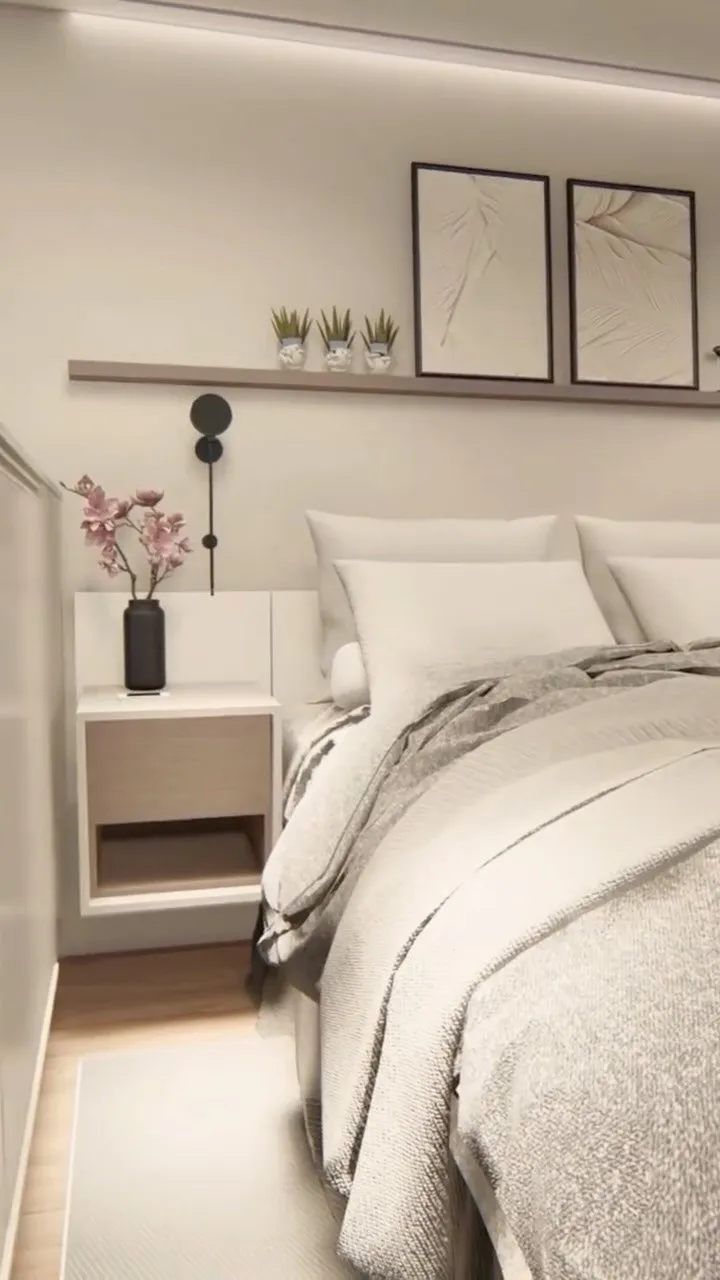 Quarto com cama de casal e nichos iluminados